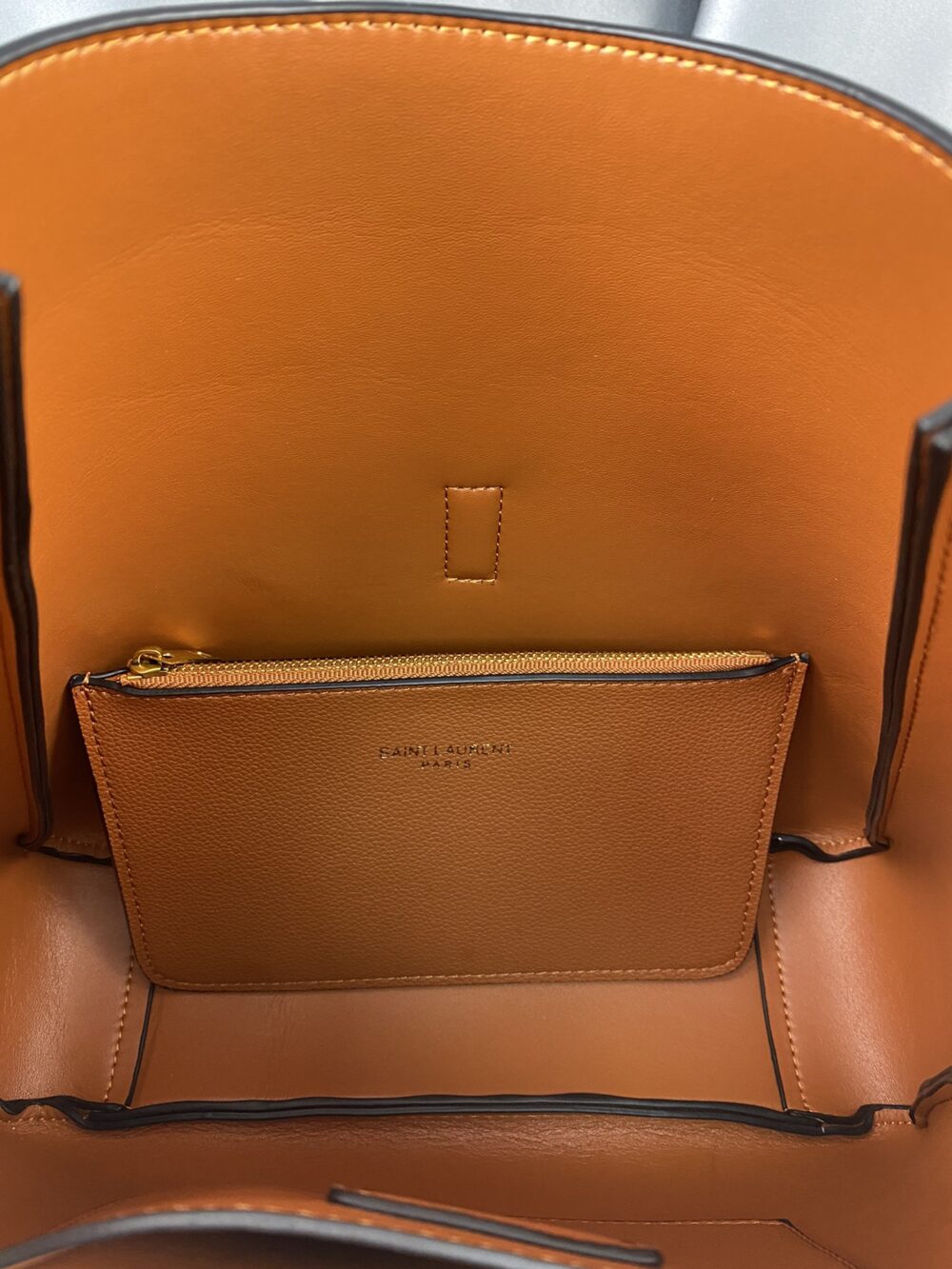 SAINT LAURENT 5 À 7 SOFT SMALL HOBO BAG IN SMOOTH LEATHER BEIGE - Image 6