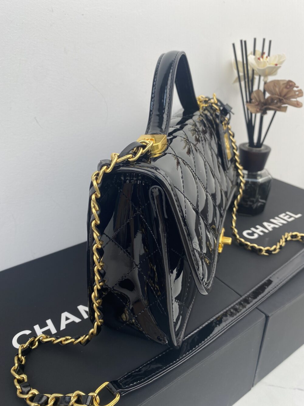 CHANEL TOP HANDLE MEDIUM FLAP LEATHER SHINY BLACK - Image 6