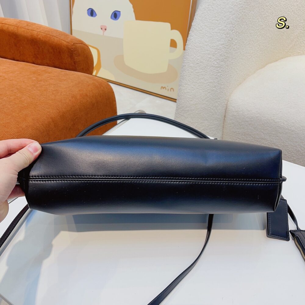 SAINT LAURENT TOTE IN SMOOTH LEATHER BLACK - Image 6