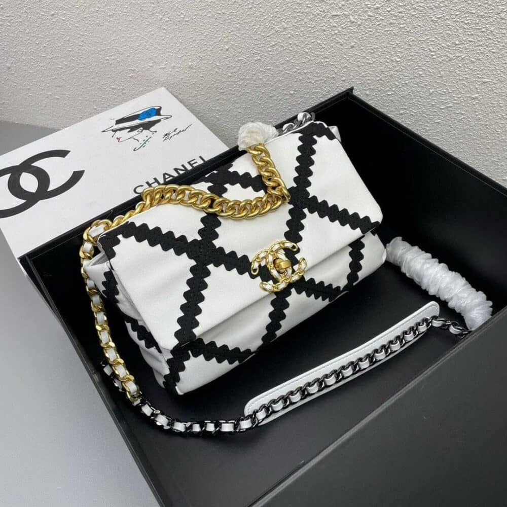 CHANEL 19 LARGE STITCH CROSSBODY BAG WHITE 24CM - Image 6