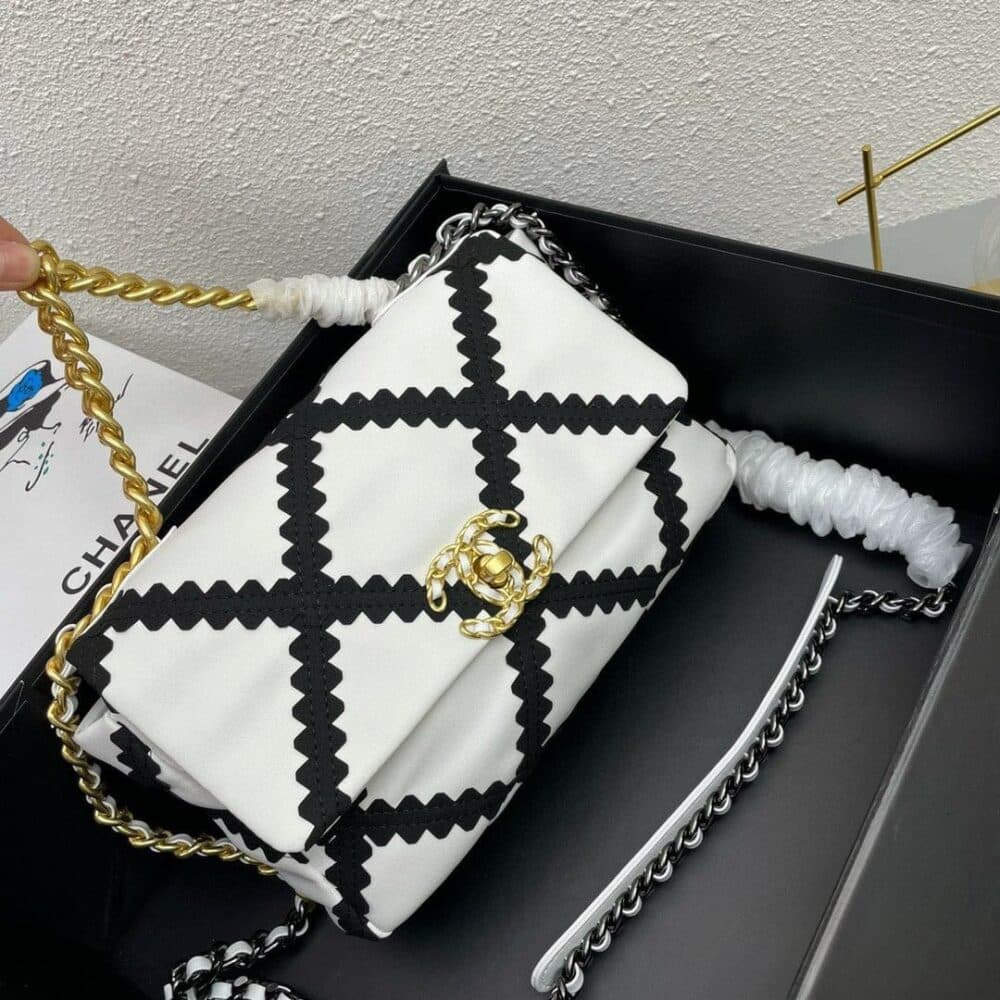 CHANEL 19 LARGE STITCH CROSSBODY BAG WHITE 24CM - Image 7