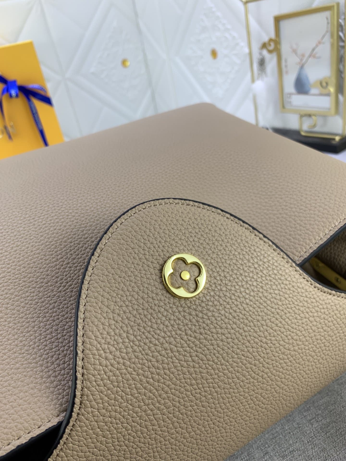 LOUIS VUITTON CAPUCINES MM GREY 31CM M42253 - Image 4