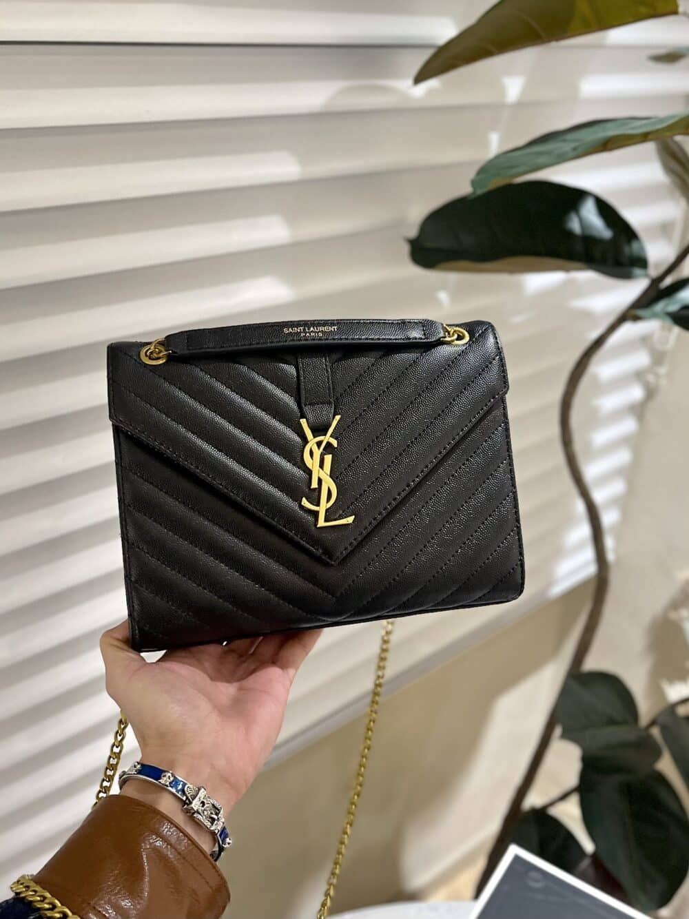 SAINT LAURENT CASSANDRE MATELASSÉ ENVELOPE CHAIN WALLET IN GRAIN DE POUDRE EMBOSSED LEATHER 695108BOW011000 - Image 4