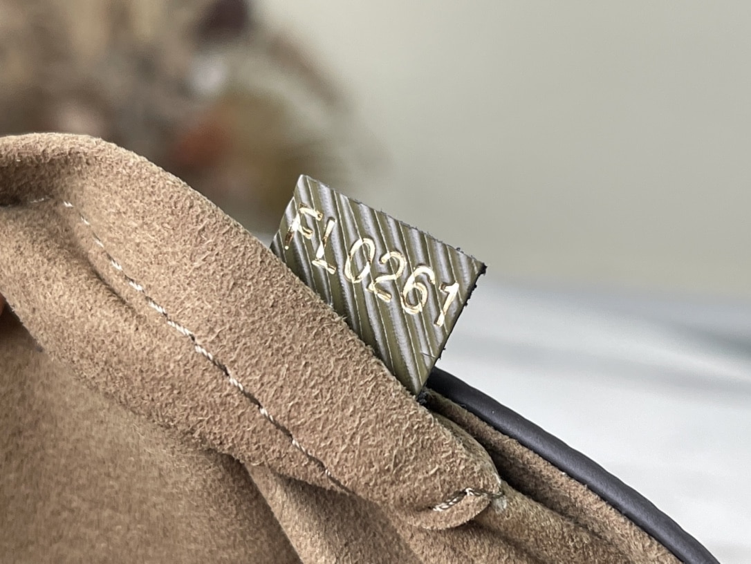 LOUIS VUITTON TWIST MM 23CM KHAKI M59884 - Image 2