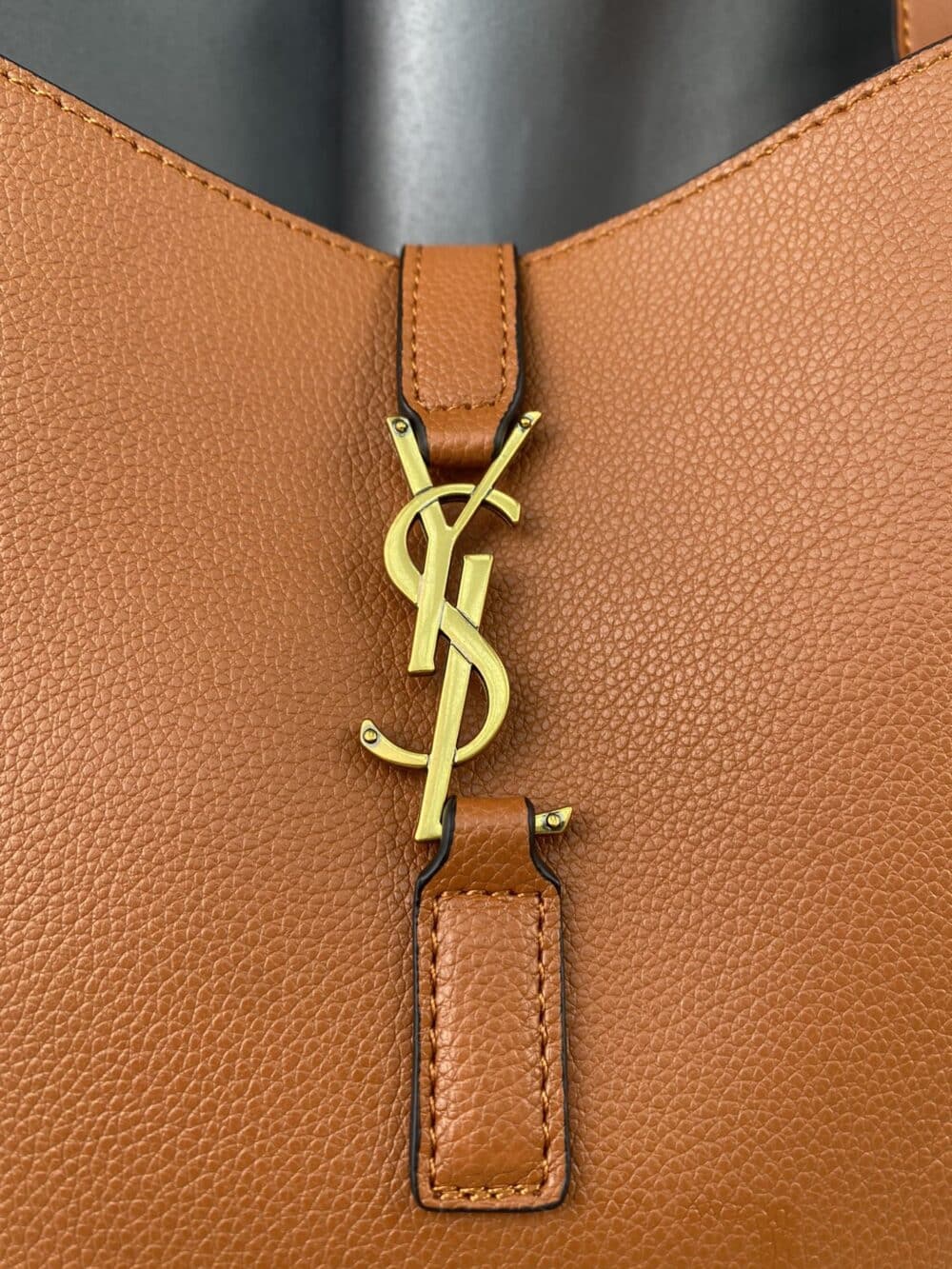 SAINT LAURENT 5 À 7 SOFT SMALL HOBO BAG IN SMOOTH LEATHER BEIGE - Image 10