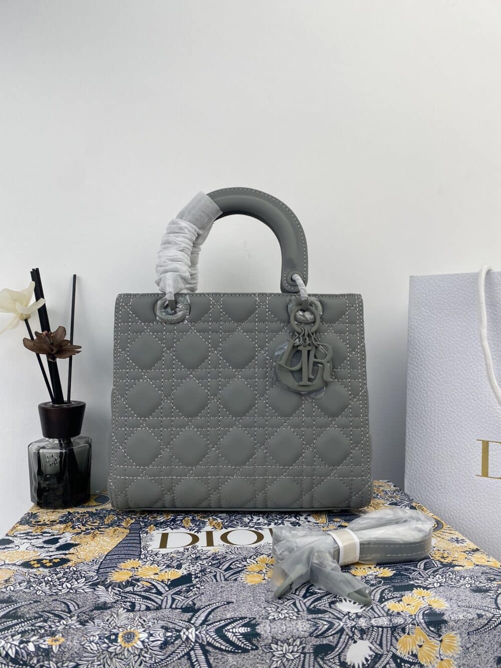 Alternative view of DIOR MEDIUM LADY GRAY ULTRAMATTE CANNAGE M0565ILOI_M41G 24CM