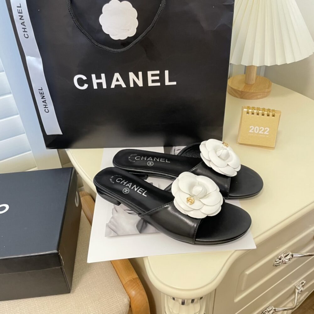 CHANEL WHITE CAMELLIA SLIDES BLACK - Image 3