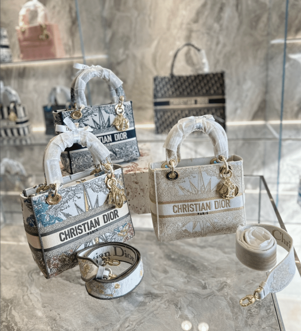 Alternative view of DIOR MEDIUM LADY D-LITE BAG MULTICOLOR RÊVE D'INFINI EMBROIDERY 24CM M0565ORVX M933