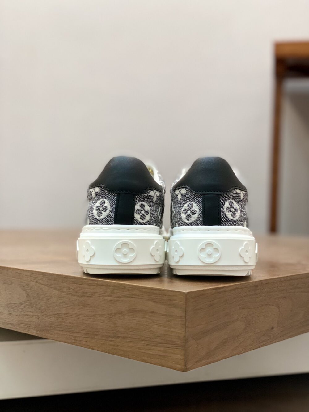 LOUIS VUITTON TIME OUT SNEAKER 1AAW2S - Image 4