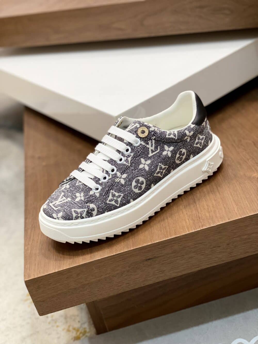 LOUIS VUITTON TIME OUT SNEAKER 1AAW2S - Image 3