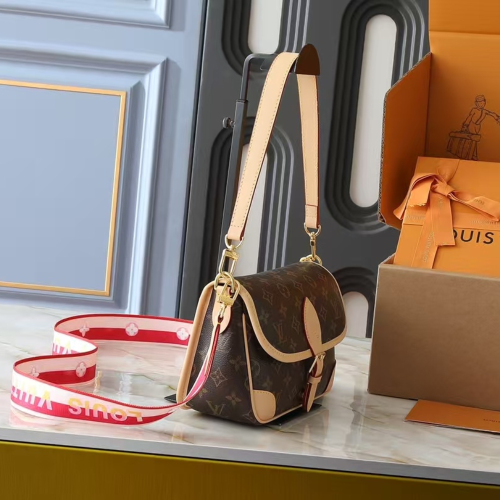 LOUIS VUITTON DIANE FUCHSIA 24CM M46049 - Image 3