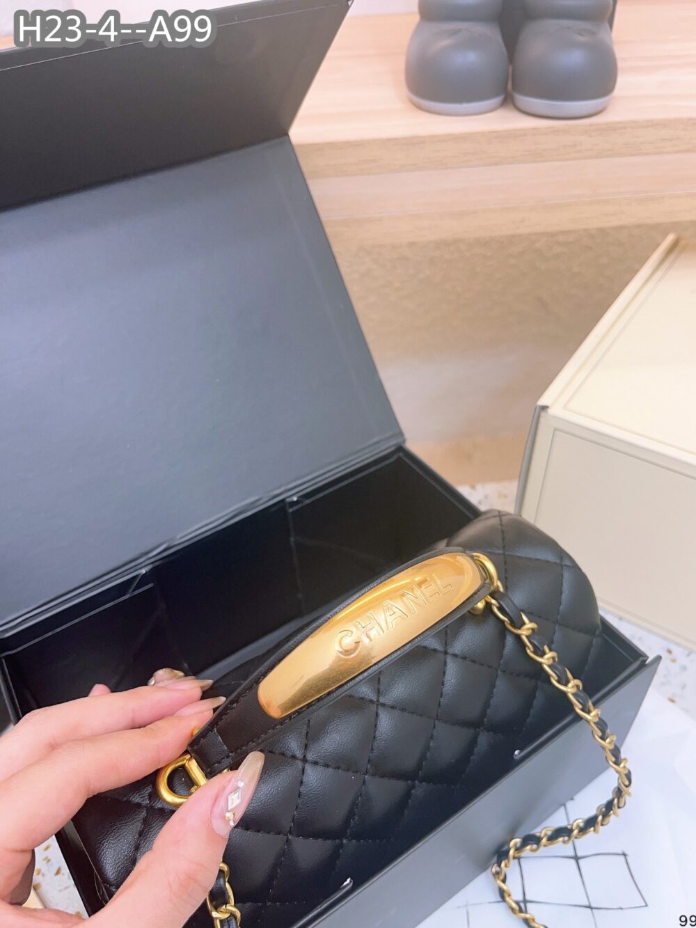 CHANEL 22B FLAP BAG WITH GOLD HARDWARE TOP HANDLE BLACK 21CM AS2431 - Image 7