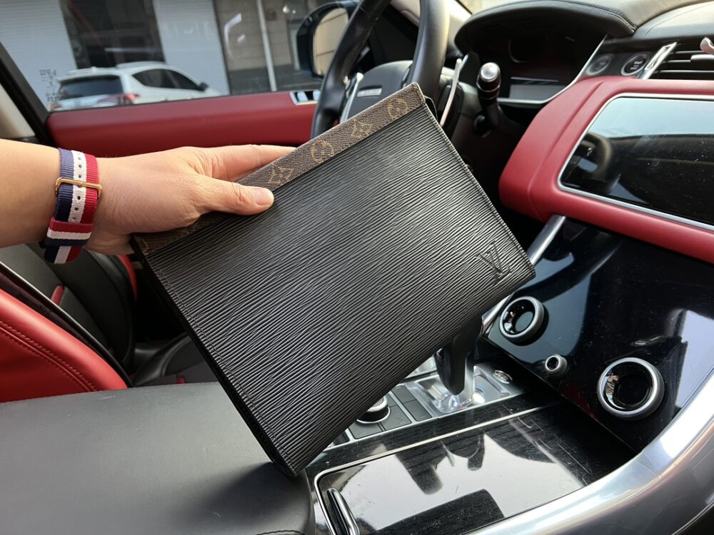 LOUIS VUITTON X FRAGMENT POCHETTE VOYAGE EPI LEATHER 27CM - Image 6