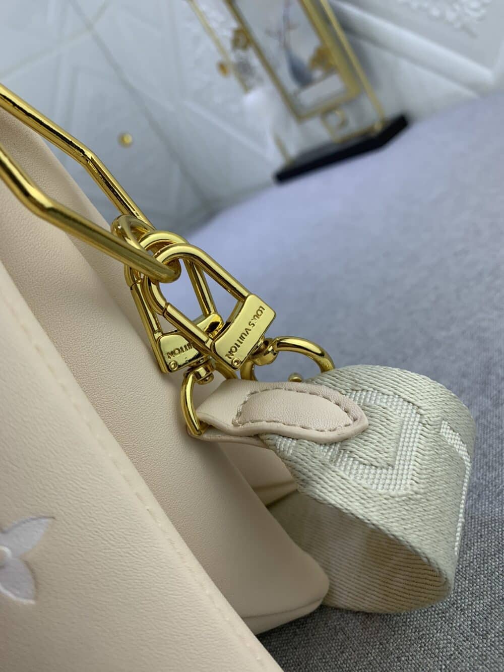 LOUIS VUITTON BOLSO COUSSIN PM CREAM 26CM M22398 - Image 3