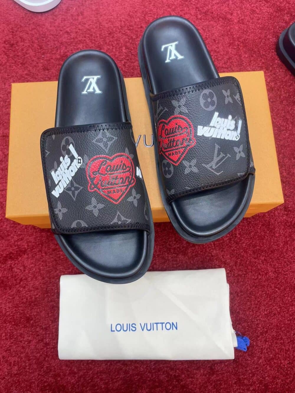 LOUIS VUITTON MONOGRAM HEART FLAT SLIDES BLACK - Image 4
