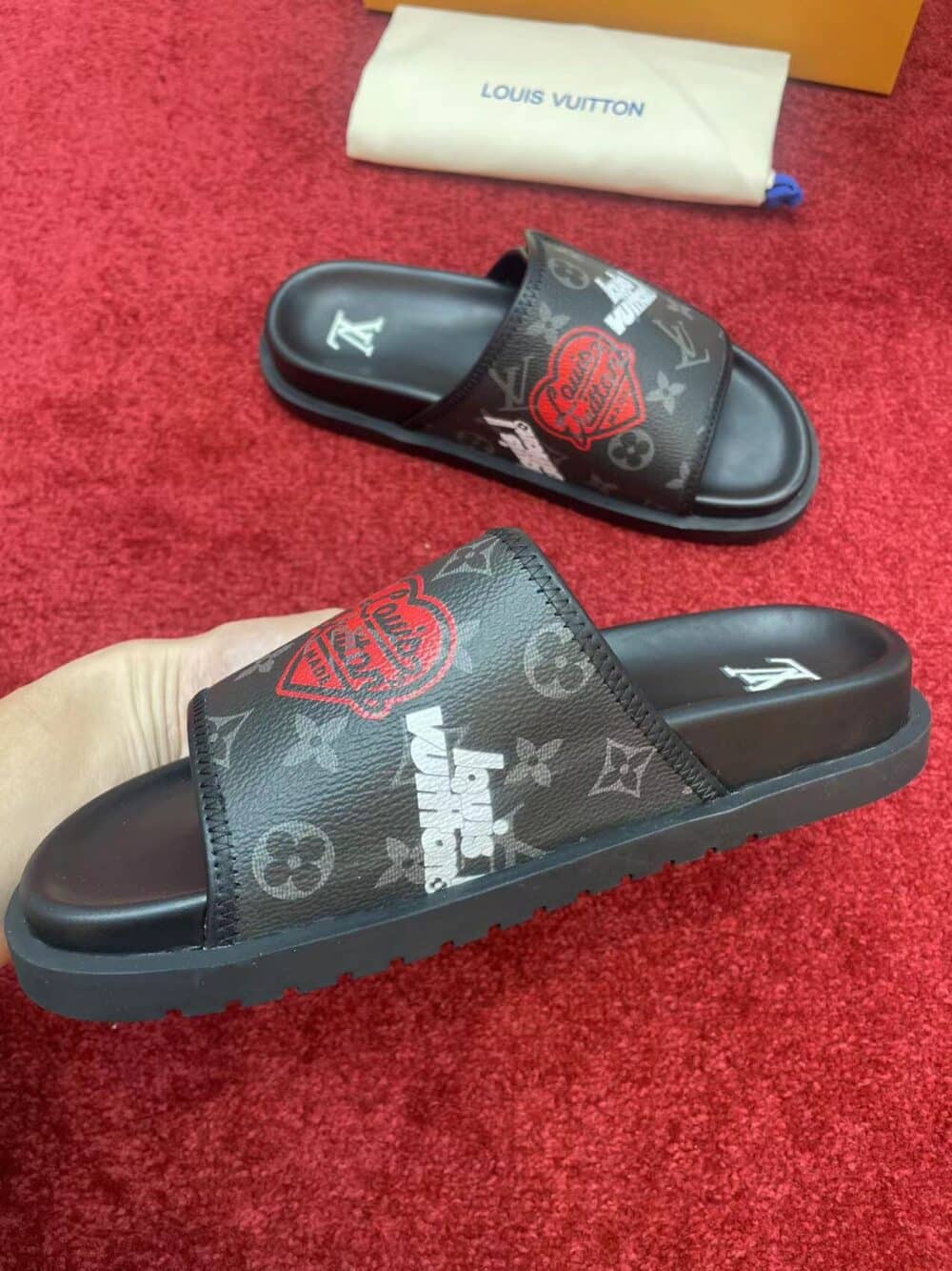 LOUIS VUITTON MONOGRAM HEART FLAT SLIDES BLACK - Image 3