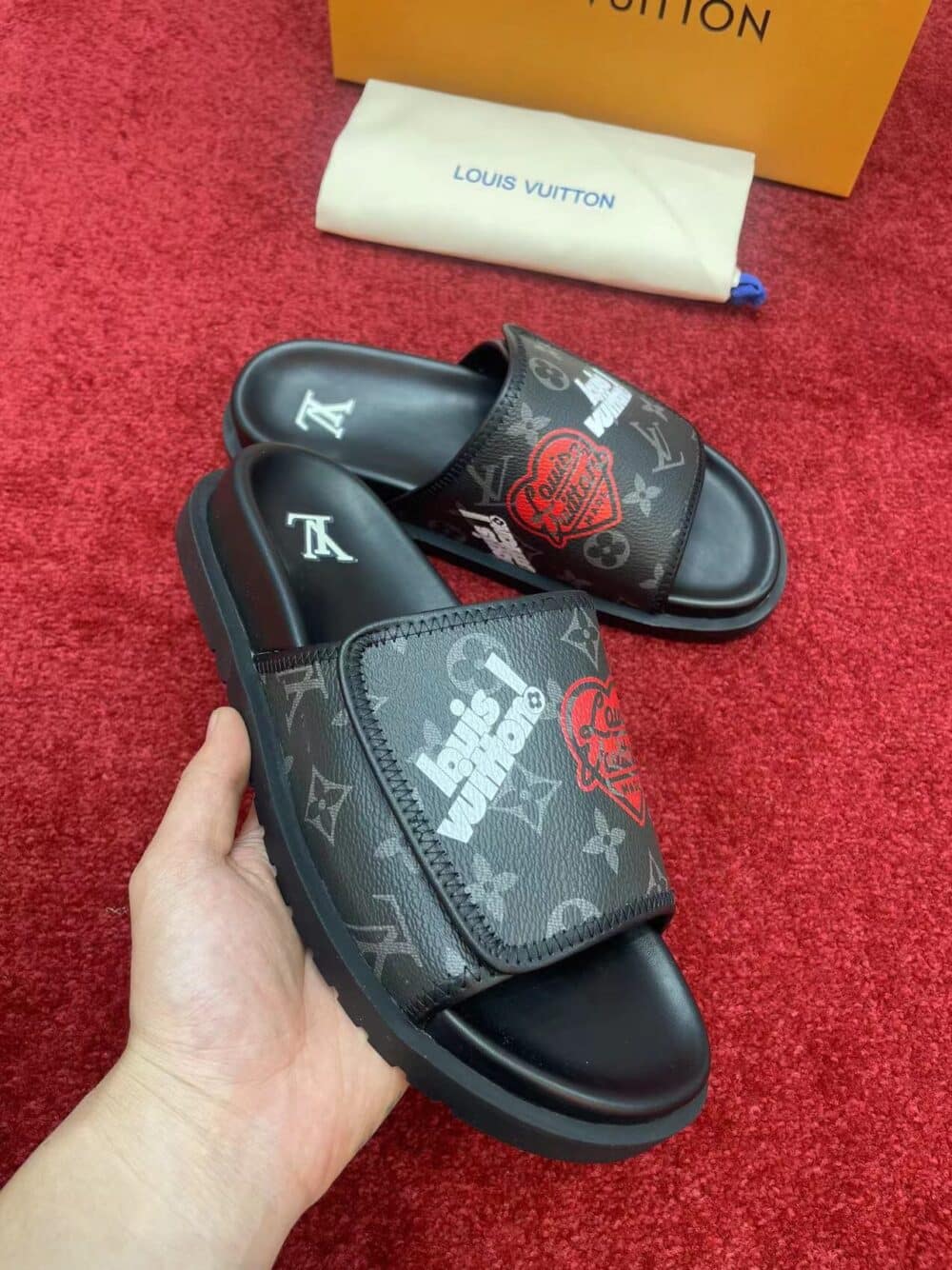 LOUIS VUITTON MONOGRAM HEART FLAT SLIDES BLACK - Image 5