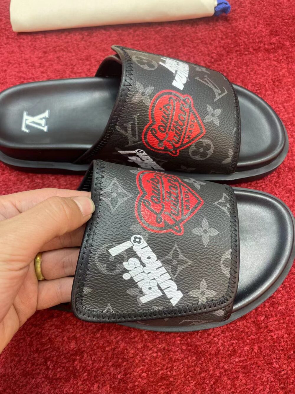 LOUIS VUITTON MONOGRAM HEART FLAT SLIDES BLACK - Image 6