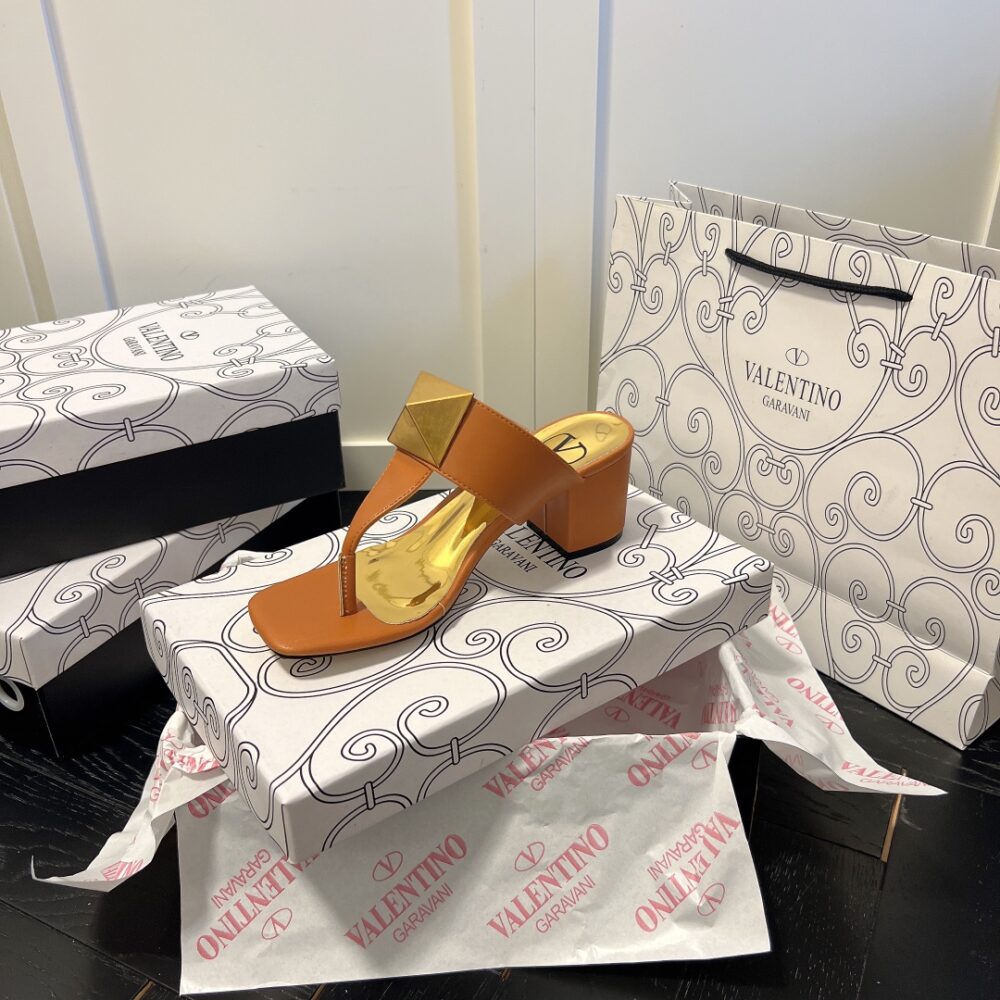 VALENTINO ONE STUD METALLIC NAPPA FLAT MIDDLE HEEL BEIGE THONG SANDAL - Image 7