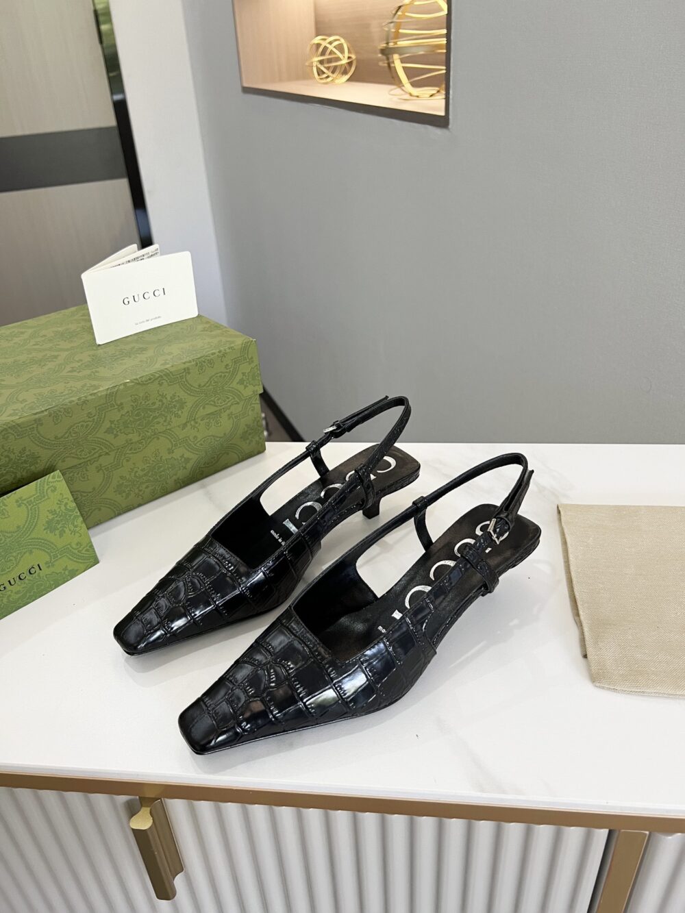 GUCCI WOMEN’S CROCODILE PRINT PUMP BLACK 674666 UKQ00 1000 - Image 3