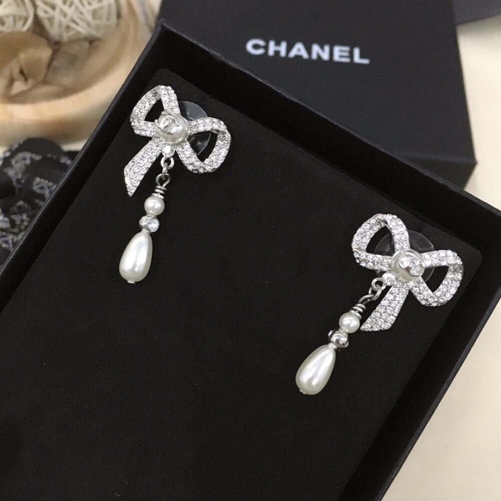Alternative view of CHANEL BOW SILVER PEARL EARRINGS AB4300 B03544 N788652