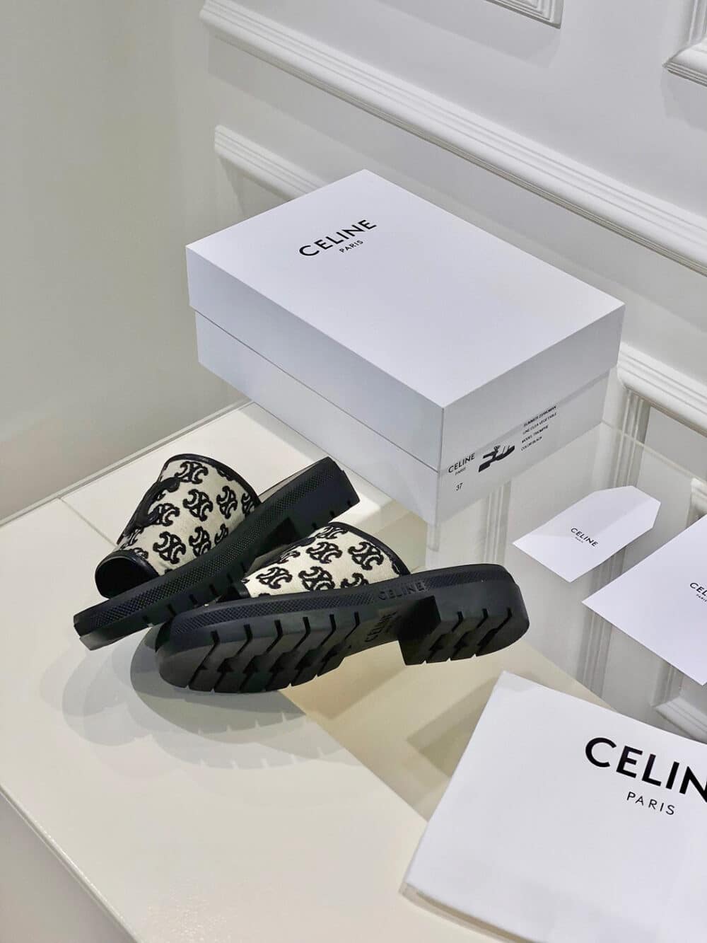 CELINE CLEA TRIOMPHE SLIDE IN TRIOMPHE STAMPED CANVAS CALFSKIN BLACK - Image 4