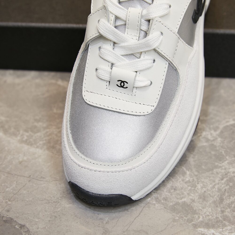 CHANEL SUEDE AND LEATHER CC LOW TOP SNEAKERS WHITE BLACK - Image 5