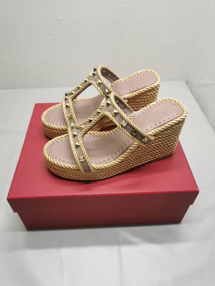 Alternative view of VALENTINO ROCKSTUD WEDGE IN CALFSKIN BEIGE