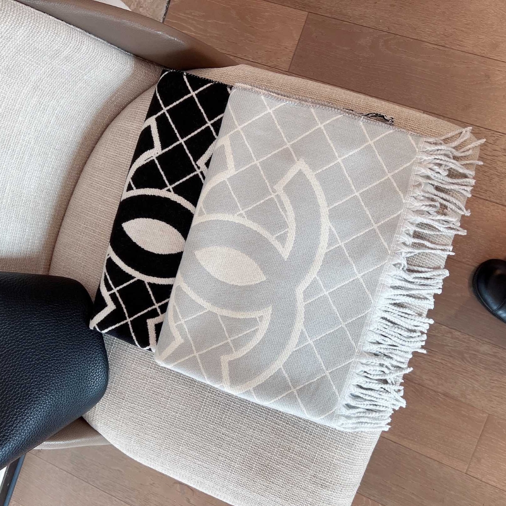 Alternative view of CHANEL CASHMERE SHEARLING SCARF GREY