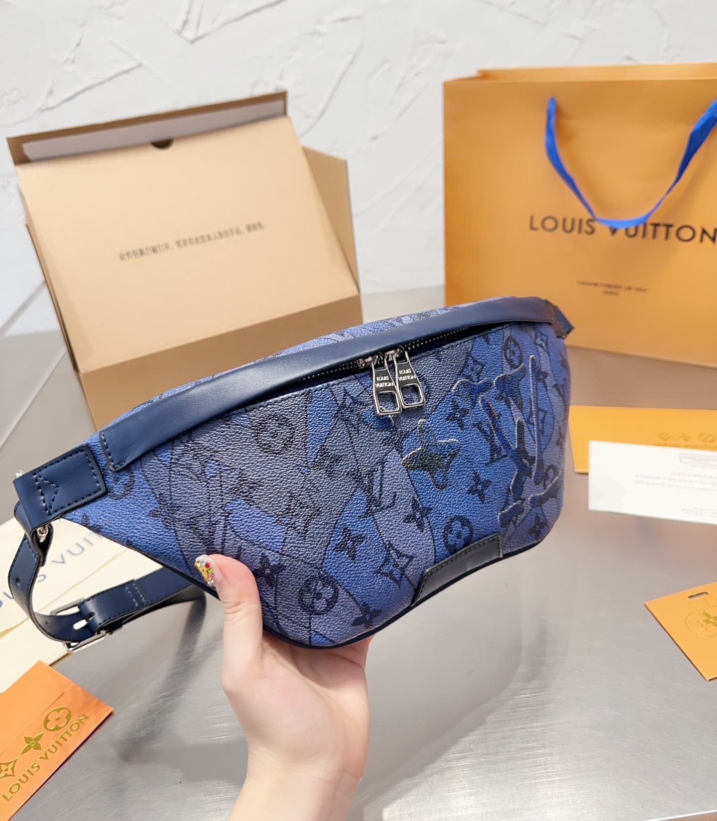 LOUIS VUITTON DISCOVERY BUMBAG BLUE 47CM M22576 - Image 2