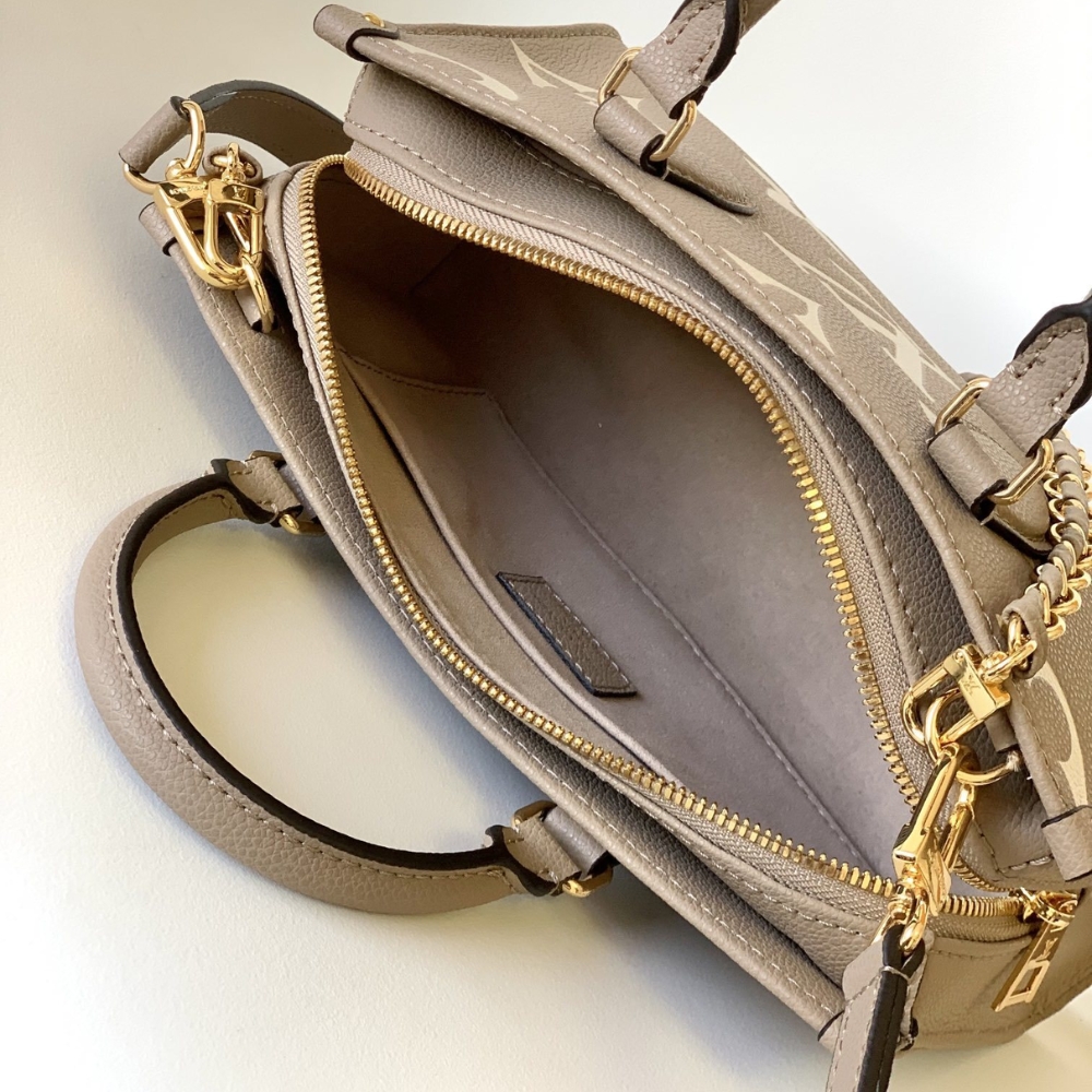 Louis Vuitton Onthego East West Bag Bicolor Beige 25Cm M23641 - Image 8