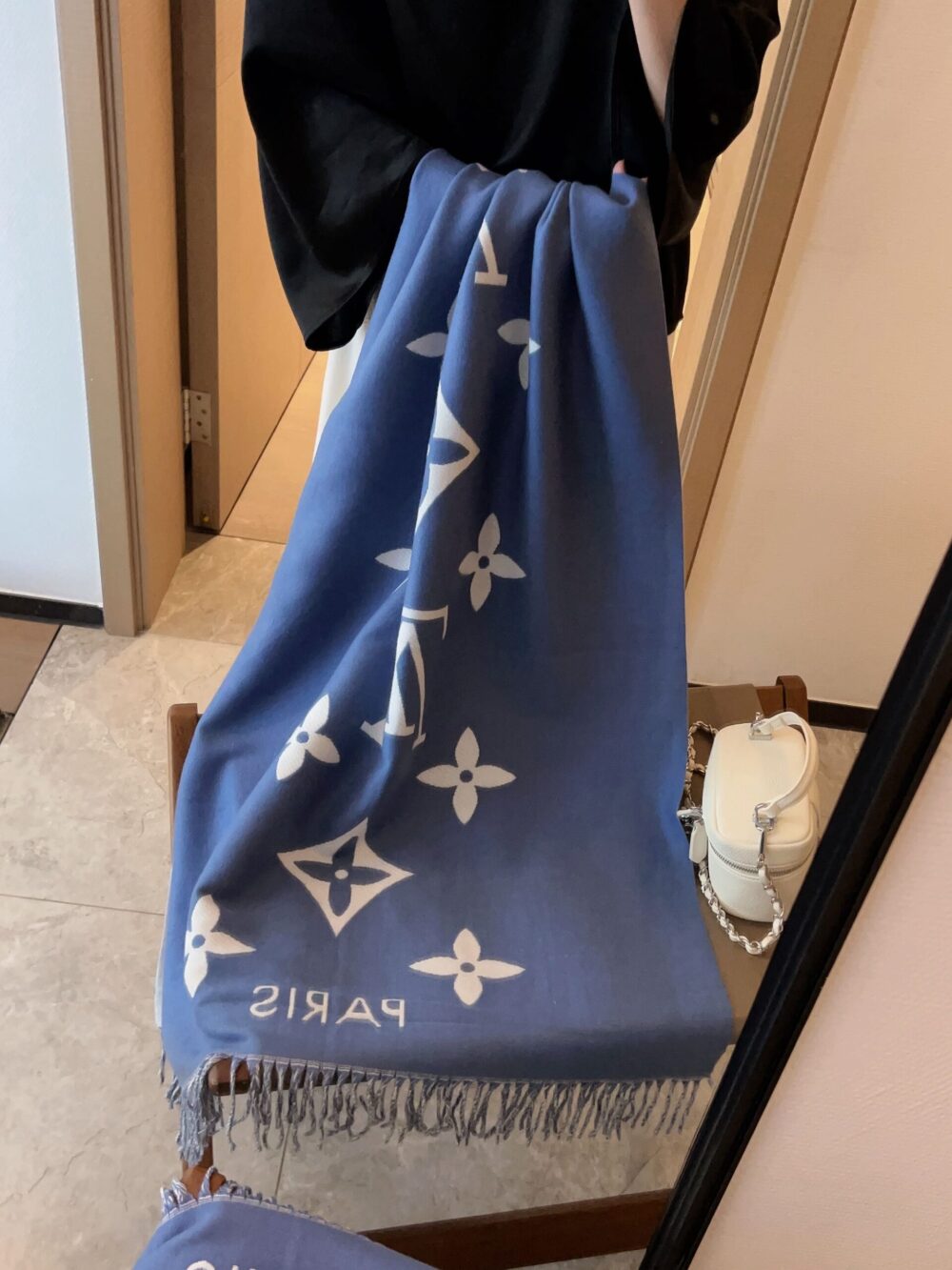 Alternative view of LOUIS VUITTON REYKJAVIK SCARF BLUE M77374