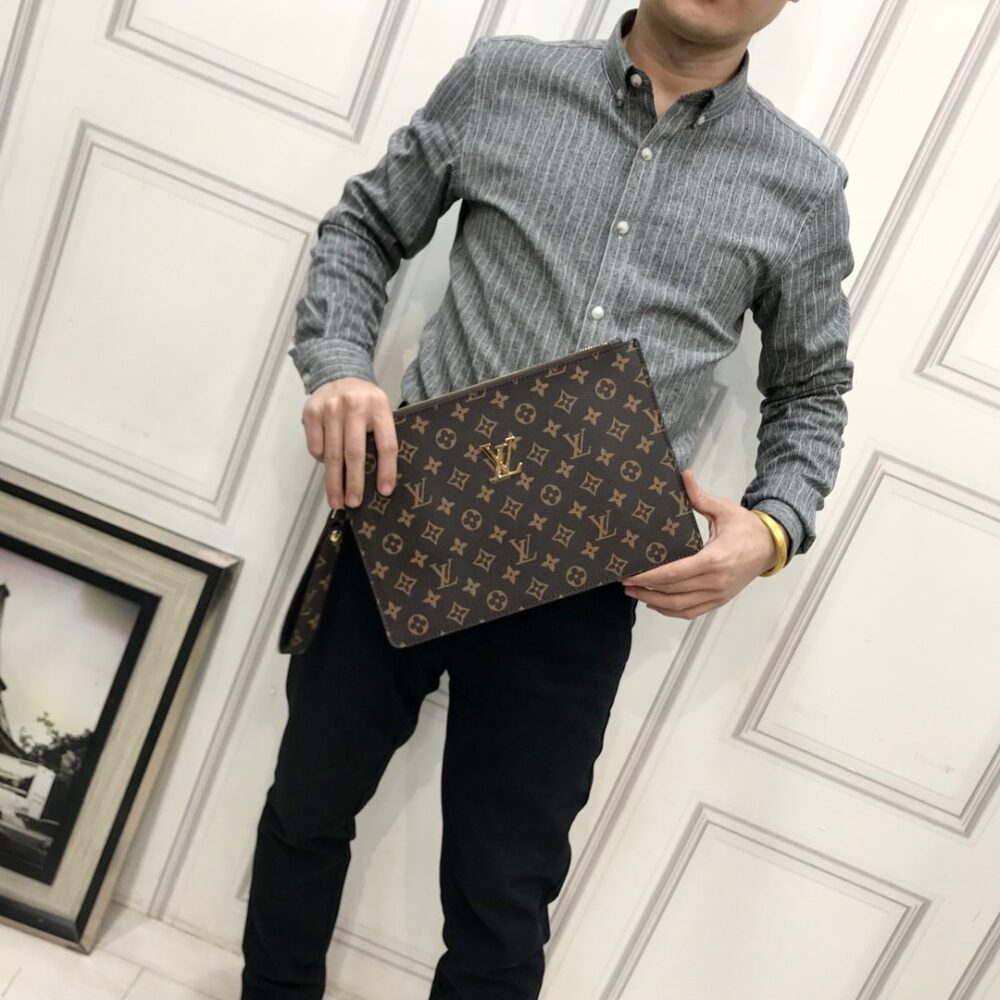 LOUIS VUITTON TO GO POCHETTE MONOGRAM BROWN 33CM - Image 4