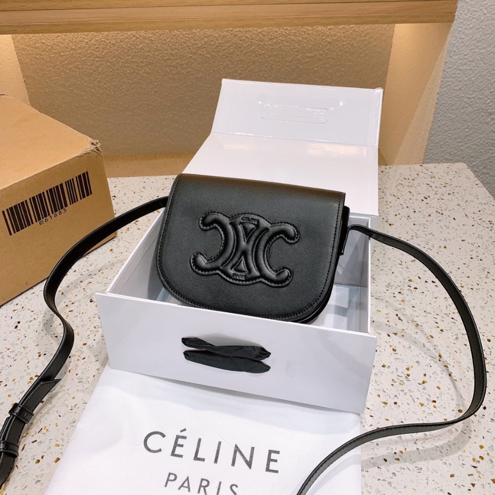 Alternative view of CELINE FOLCO CUIR TRIOMPHE IN SMOOTH BLACK 18CM 198263DU3 38NO
