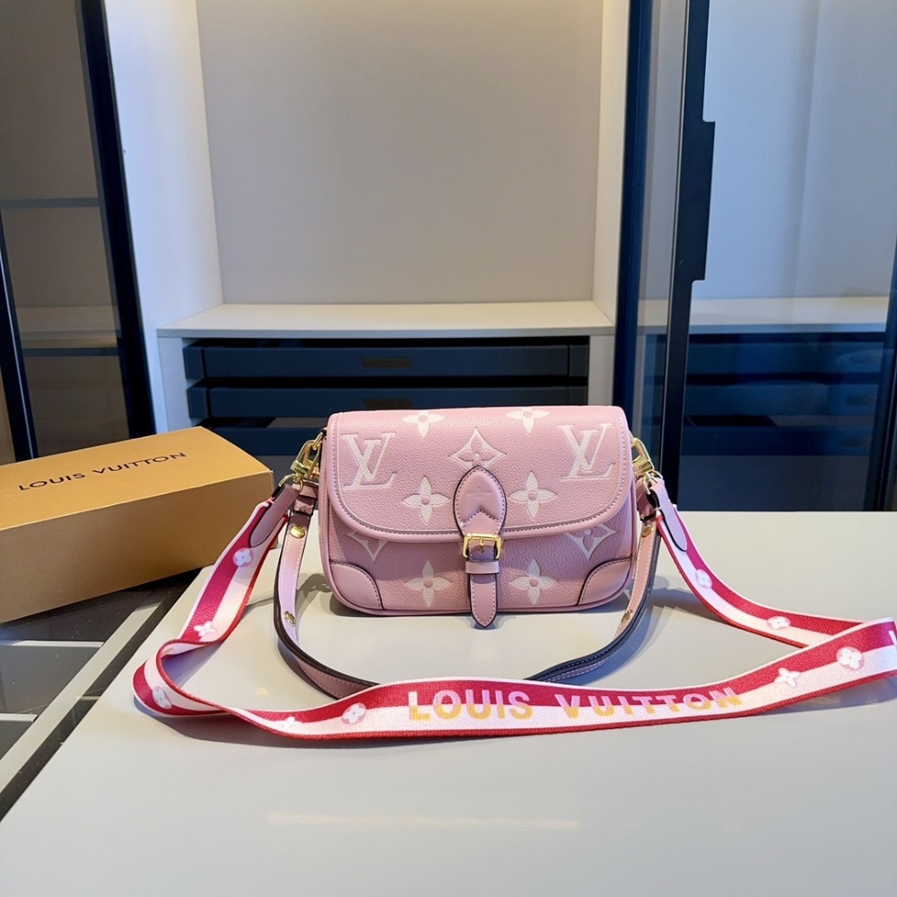 Alternative view of LOUIS VUITTON DIANE MONOGRAM EMPREINTE PINK 24CM