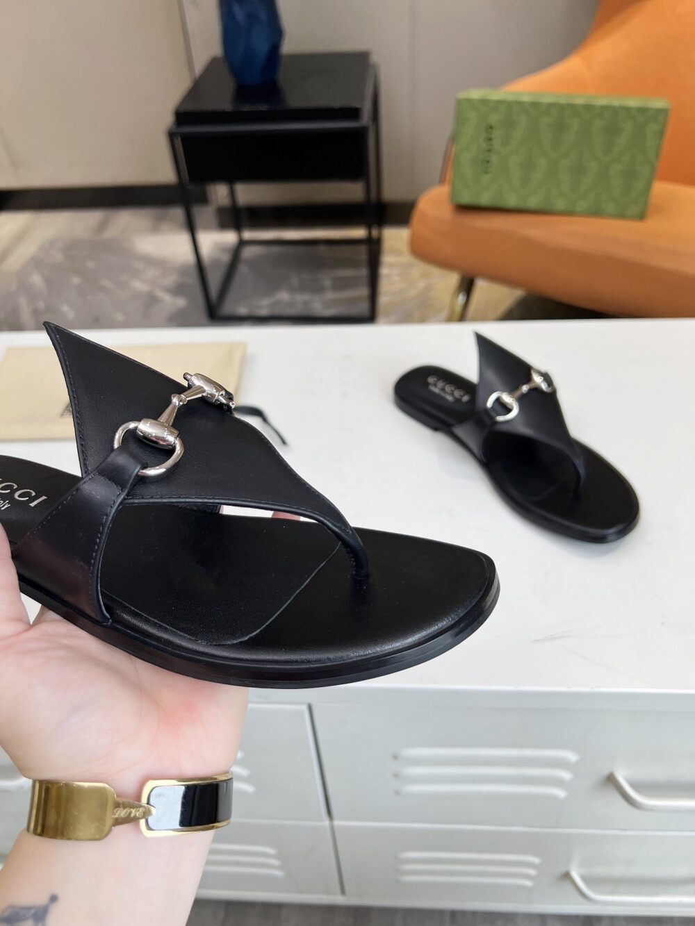 GUCCI WOMEN'S THONG SANDAL WITH HORSEBIT BLACK - Image 3