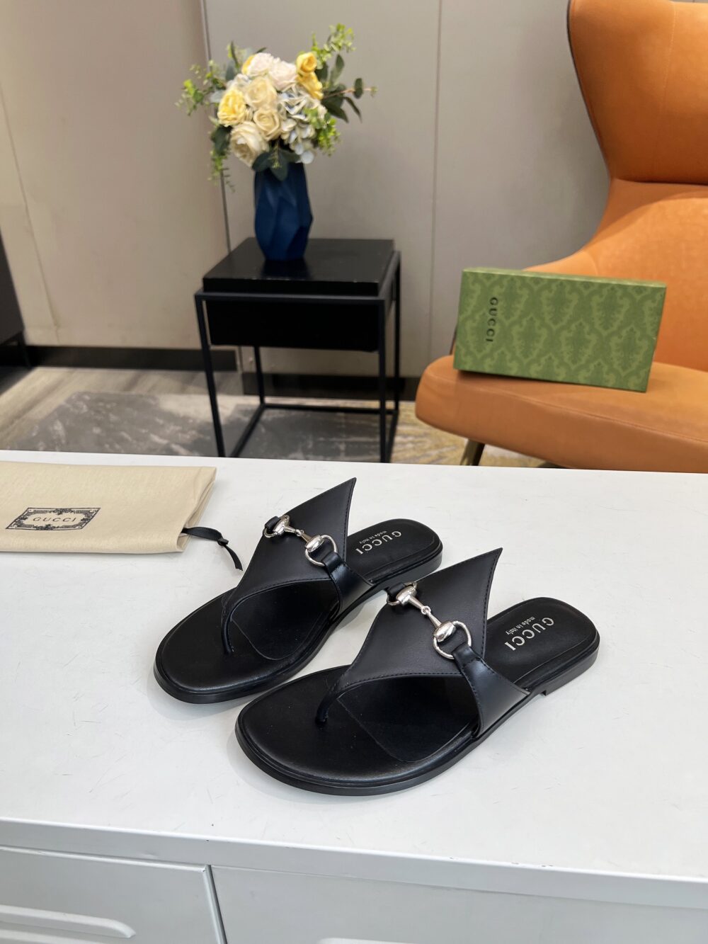 GUCCI WOMEN'S THONG SANDAL WITH HORSEBIT BLACK - Image 6