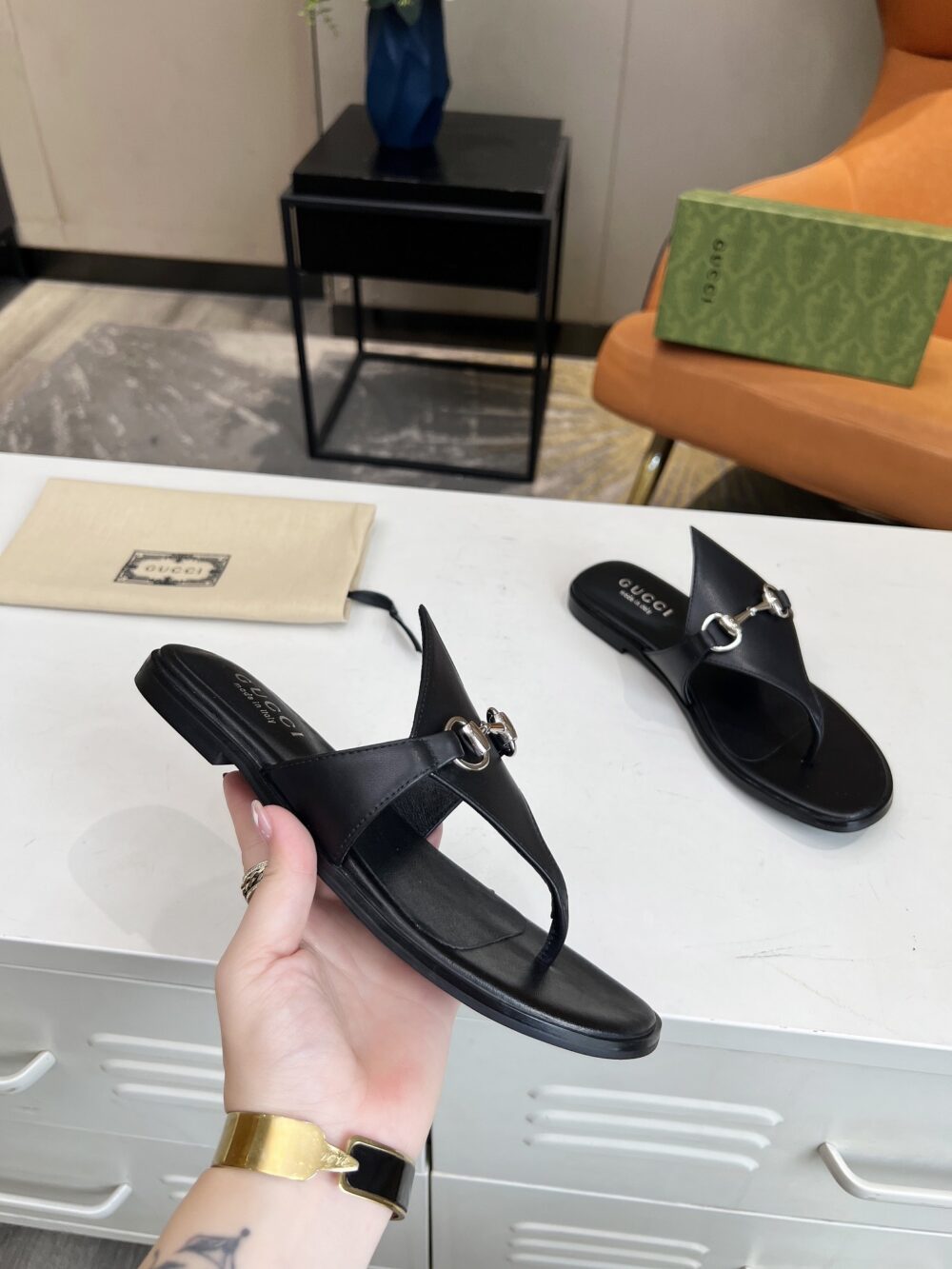 GUCCI WOMEN'S THONG SANDAL WITH HORSEBIT BLACK - Image 8