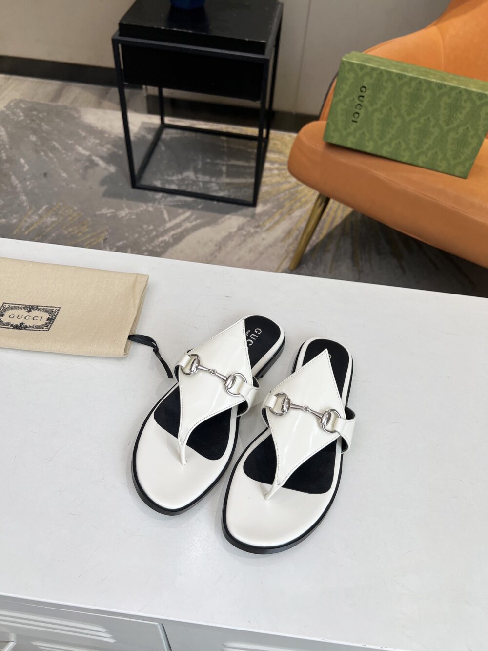 GUCCI WOMEN'S THONG SANDAL WITH HORSEBIT WHITE - Image 3