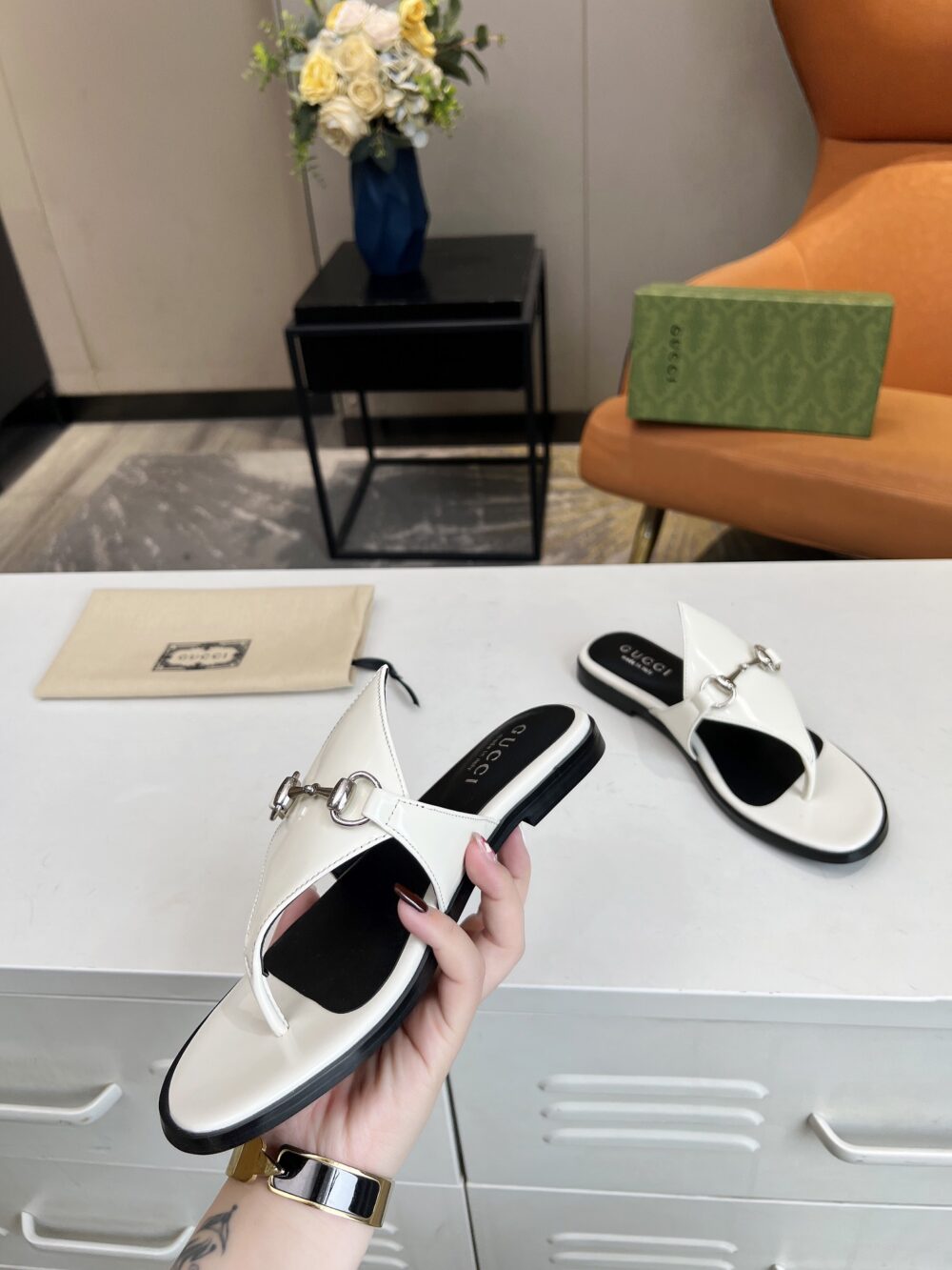 GUCCI WOMEN'S THONG SANDAL WITH HORSEBIT WHITE - Image 5