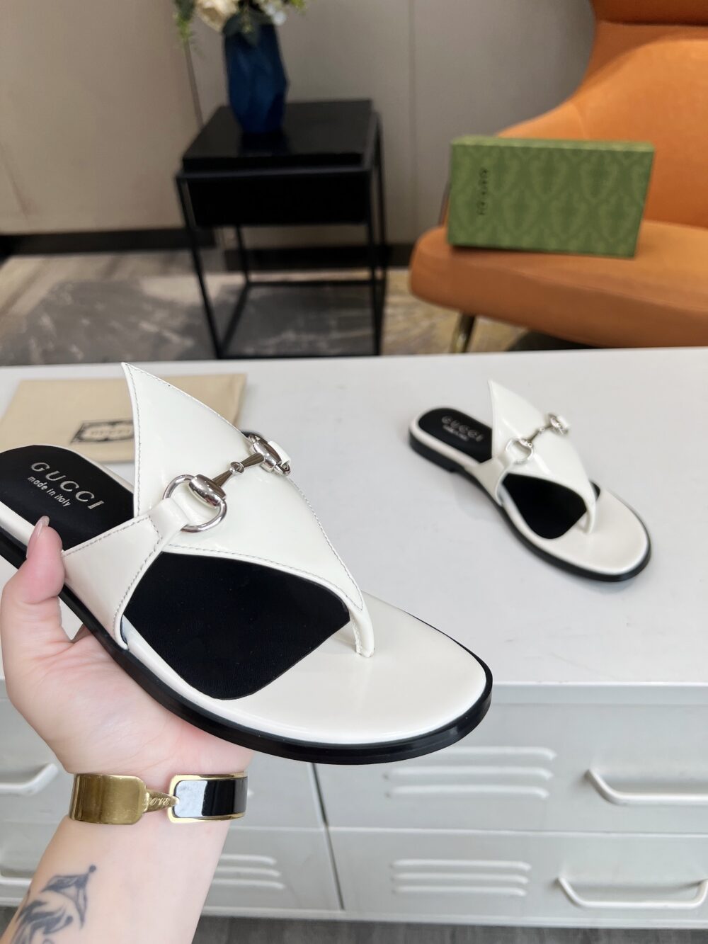 GUCCI WOMEN'S THONG SANDAL WITH HORSEBIT WHITE - Image 6