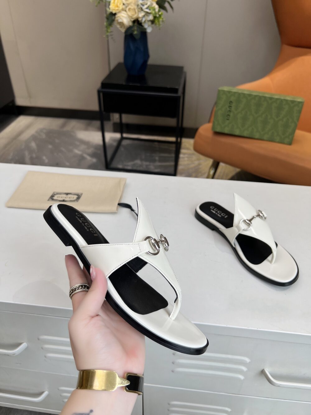 GUCCI WOMEN'S THONG SANDAL WITH HORSEBIT WHITE - Image 7