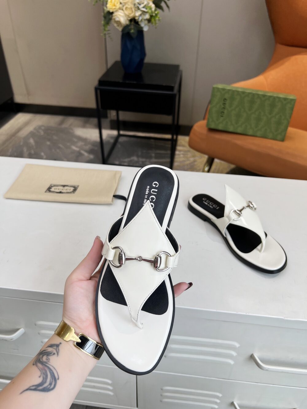 GUCCI WOMEN'S THONG SANDAL WITH HORSEBIT WHITE - Image 8