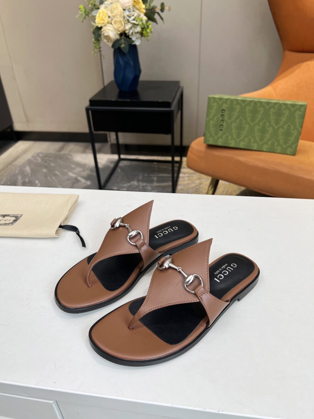 GUCCI WOMEN'S THONG SANDAL WITH HORSEBIT BROWN - Image 4