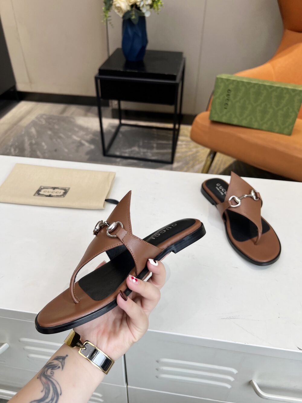 GUCCI WOMEN'S THONG SANDAL WITH HORSEBIT BROWN - Image 5