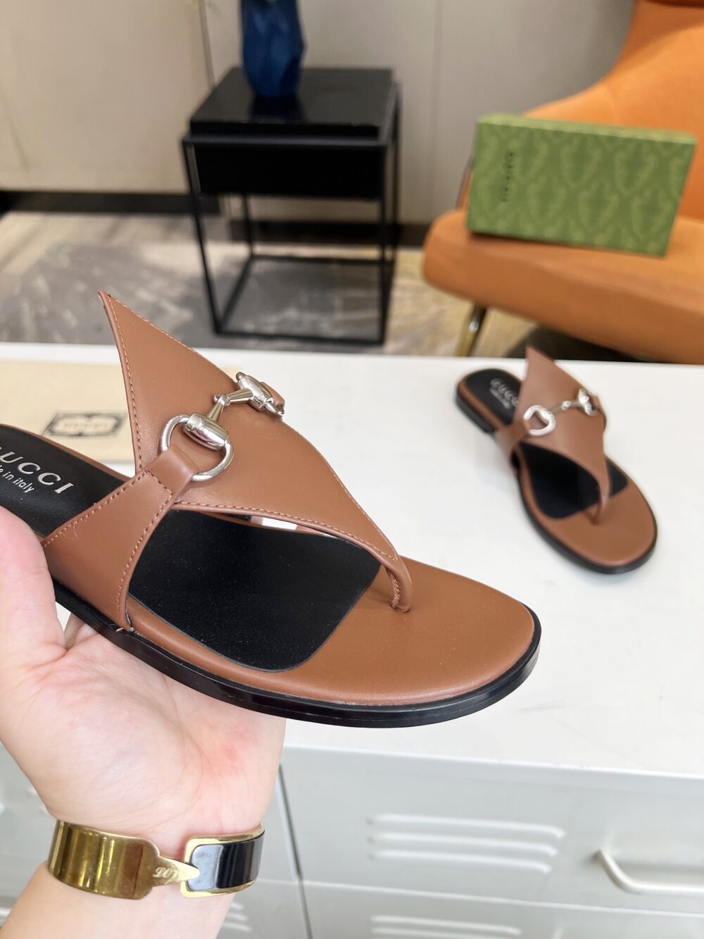 GUCCI WOMEN'S THONG SANDAL WITH HORSEBIT BROWN - Image 6