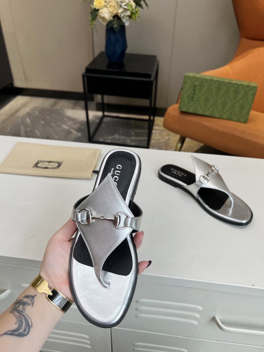 GUCCI WOMEN'S THONG SANDAL WITH HORSEBIT SILVER - Image 8