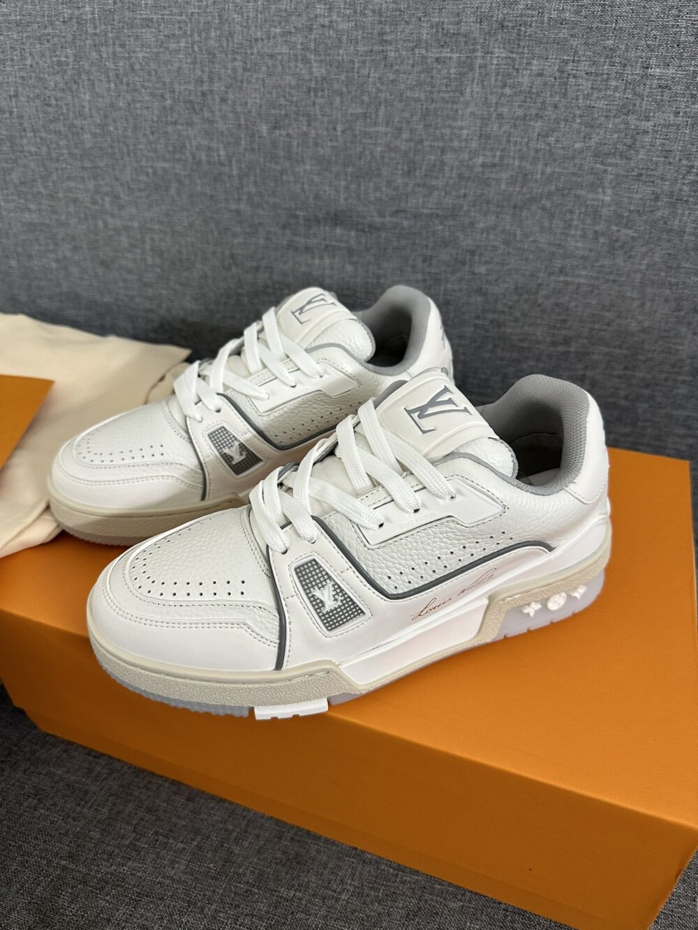 LOUIS VUITTON TRAINER 54 SIGNATURE WHITE - Image 3