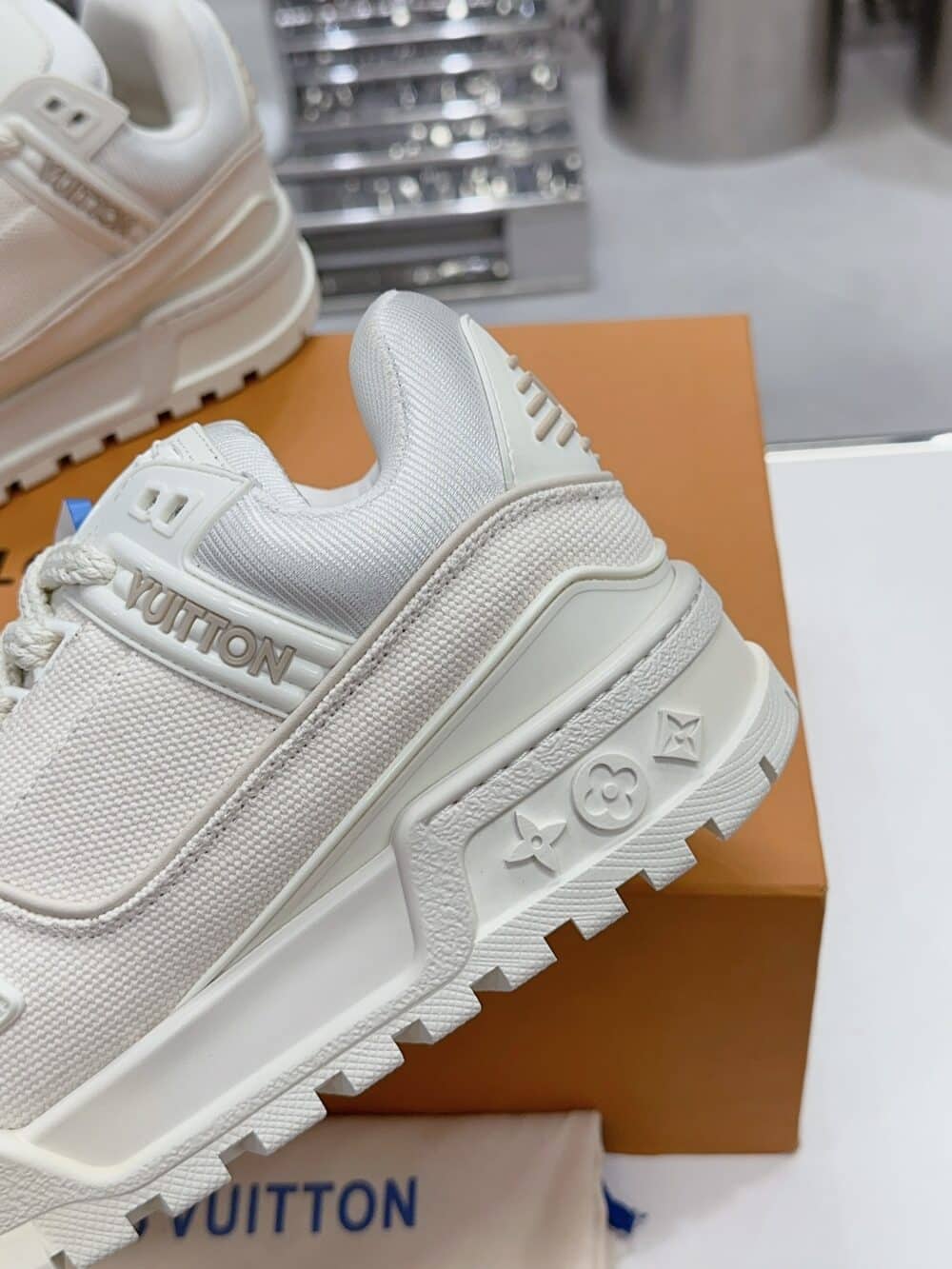 LOUIS VUITTON LV TRAINER MAXI SNEAKER WHITE - Image 4