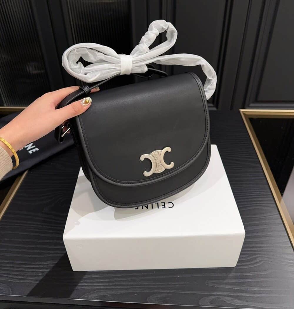 CELINE MEDIUM BESACE TRIOMPHE IN SUPPLE NATURAL CALFSKIN BLACK 21CM 114453FH1 38SI - Image 3
